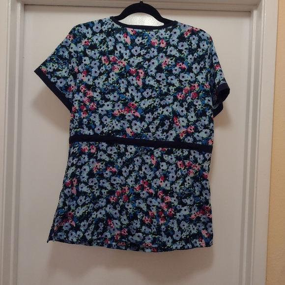 Betsy Johnson scrub top with charm sz M - Picture 7 of 10